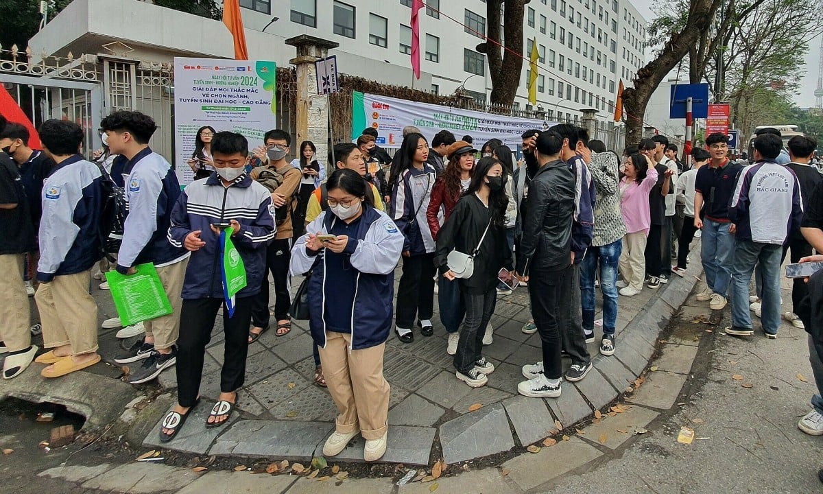 Près de 20 000 étudiants se rendent à Hanoi pour une consultation d'admission