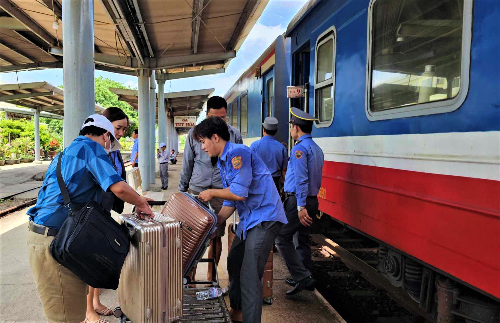 Đường sắt căng mình hỗ trợ khách trung chuyển qua điểm sạt lở hầm Chí Thạnh- Ảnh 9.