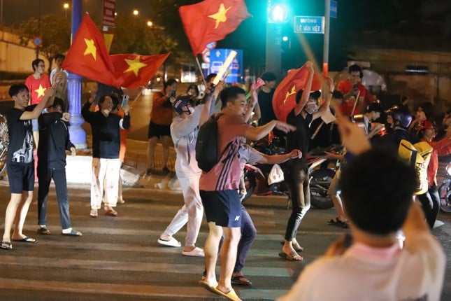 ホーチミン市のファンが「超暑い」夜通し祝う様々な方法（写真6）