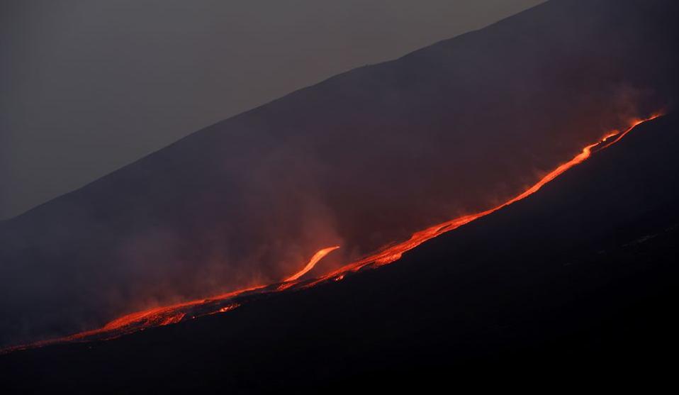 nui lua etna phun trao nhieu chuyen bay o y bi hoan lai hinh 1