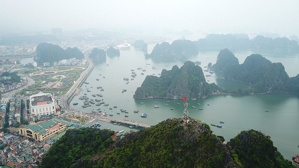 Leo núi Bài Thơ ngắm vịnh Hạ Long độc lạ nhưng nhiều rủi ro - Ảnh 2.