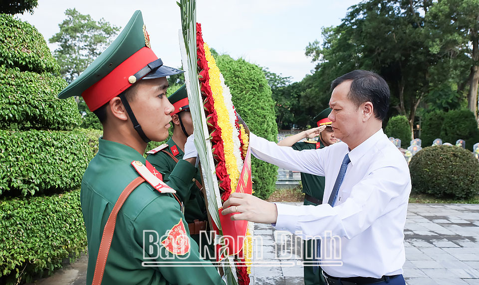 Comrade Le Quoc Chinh, Standing Deputy Secretary of the Provincial Party Committee, Chairman of the Provincial People's Council, Head of the Provincial National Assembly Delegation, offered wreaths to pay tribute to heroic martyrs at Doc Lap Martyrs' Cemetery, Dien Bien Province.