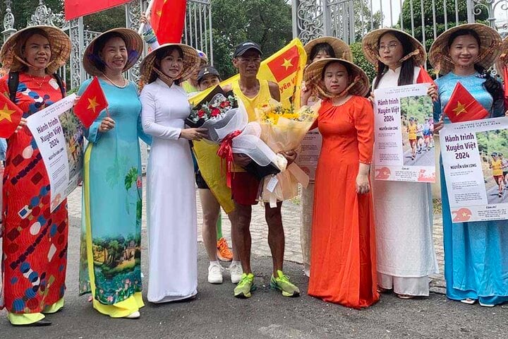 Nguyen Van Long llegó a la puerta del Palacio de la Independencia a las 10:15 del 30 de abril.