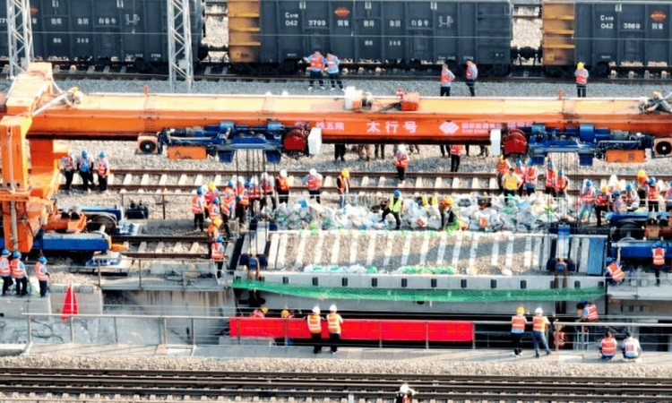 機械が4時間で鉄道橋を交換