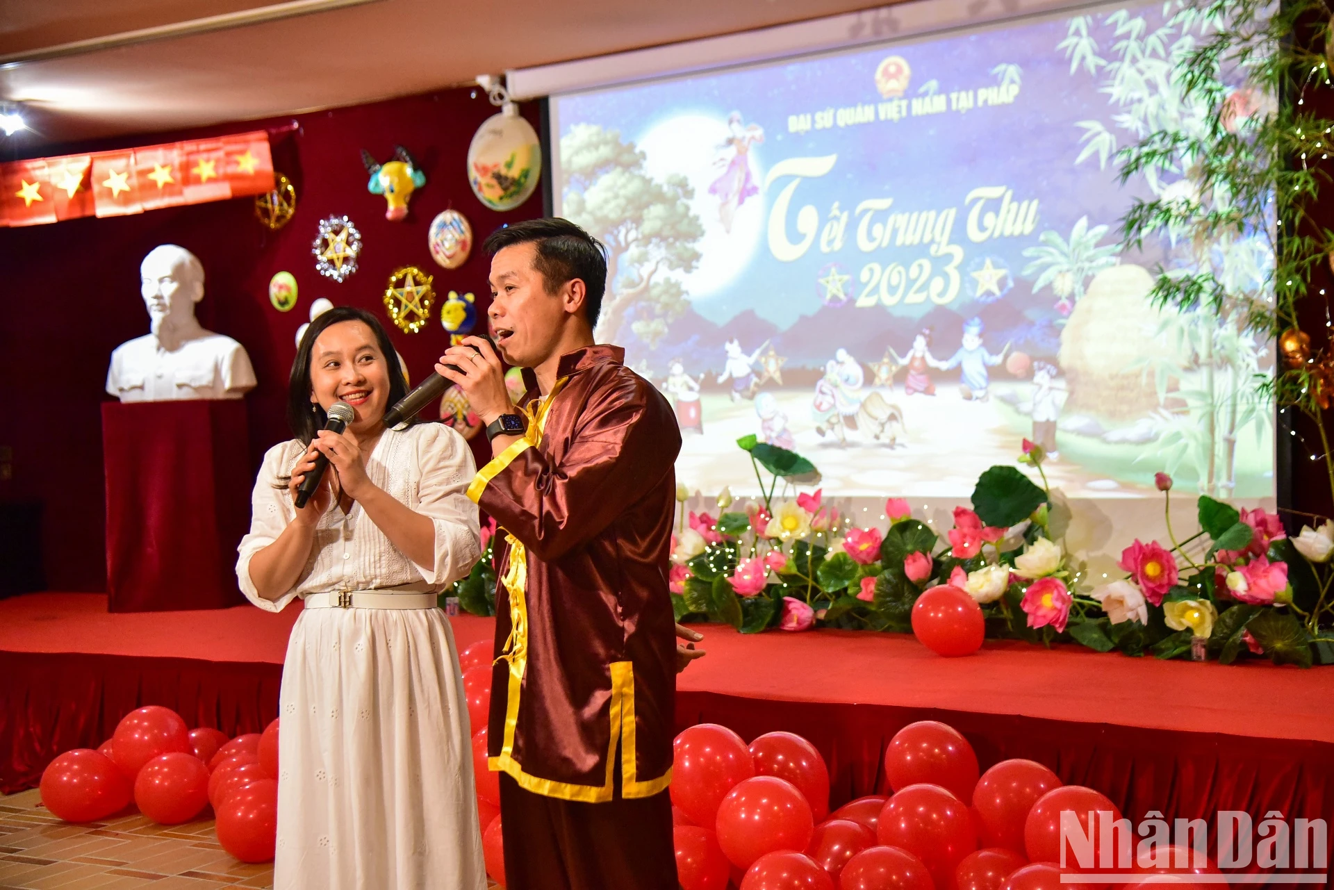 【写真】フランスの暖かい満月祭り 写真1