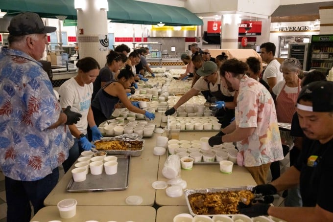 Los voluntarios preparan comidas gratuitas para las familias afectadas por los incendios forestales de Hawái en la cocina de la Universidad de Hawái en el centro de Maui el 13 de agosto. Foto: AFP