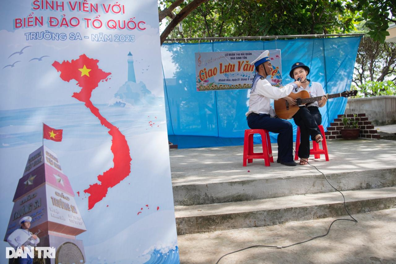 Hơn 200 thanh niên, sinh viên rưng rưng niềm tự hào tới thăm Trường Sa - 11