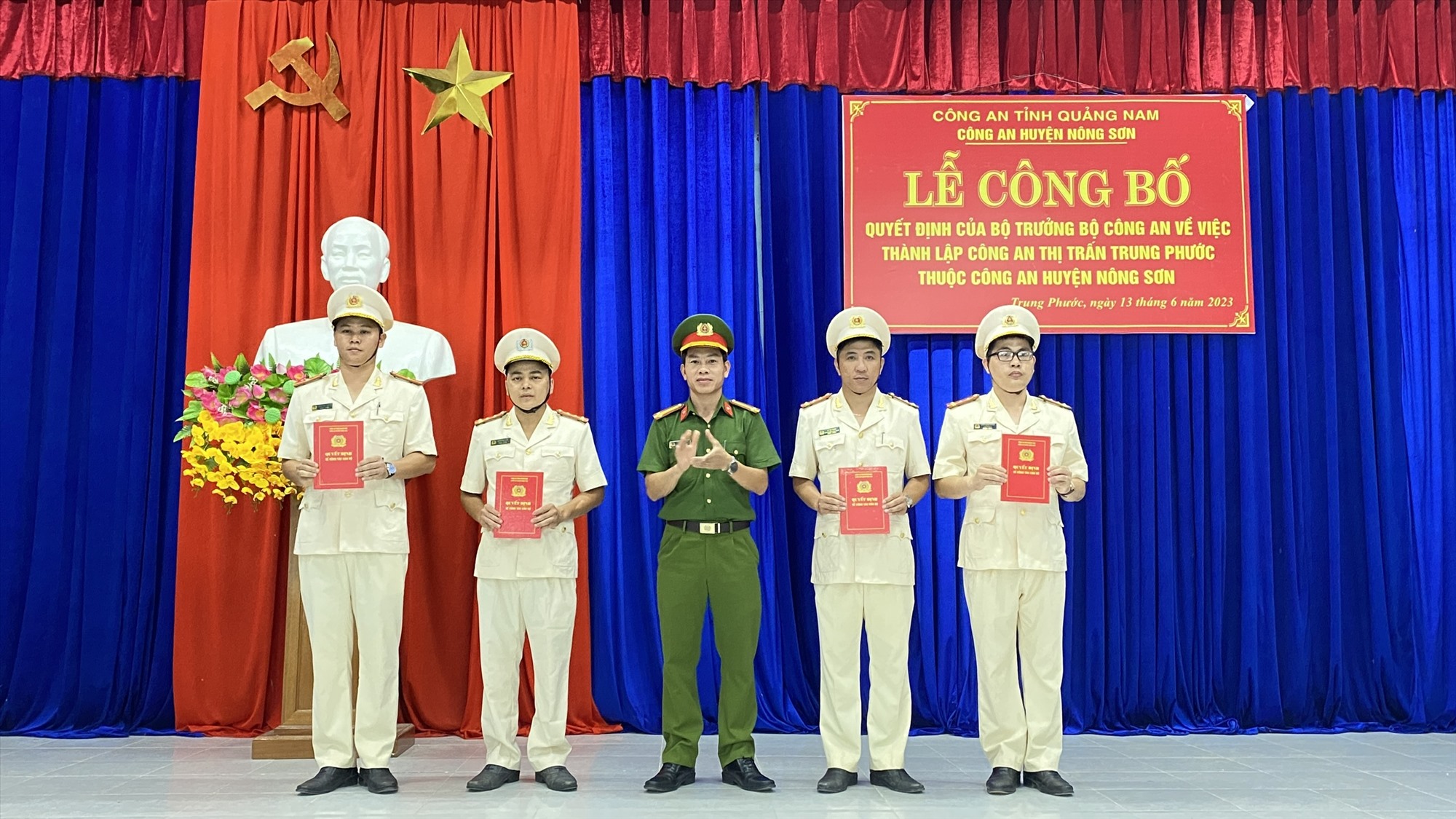 Announcing the decision to establish Trung Phuoc Town Police, Nong Son District. Photo: N.P