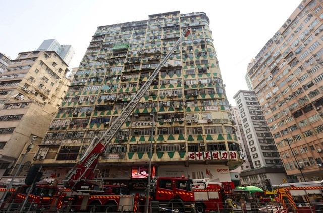 Monde - Important incendie dans un immeuble à Hong Kong (Chine), 40 victimes (Photo 2).
