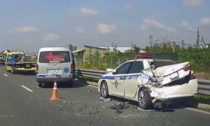 Une ambulance s'est écrasée sur la bande médiane après avoir heurté une voiture spéciale endommagée. Photo : Nguyen Long