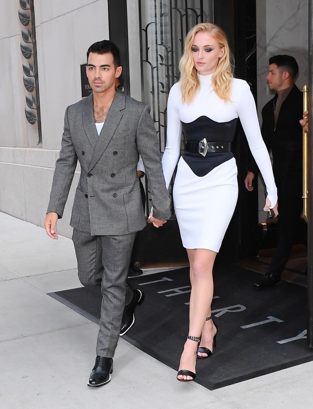 Đi lưu diễn vẫn phải chăm con, Joe Jonas đệ đơn ly hôn người vợ xinh đẹp? - 1