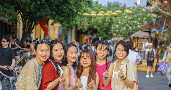 Los jóvenes acuden a la antigua ciudad de Hoi An en el aniversario de la muerte del Rey Hung