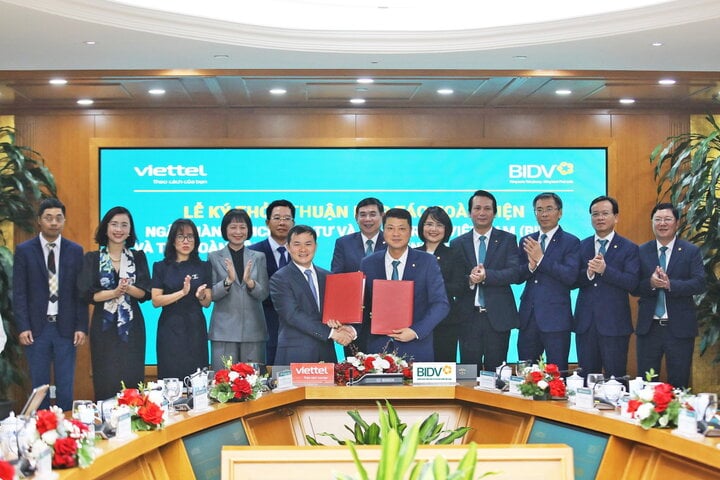 Mr. Tao Duc Thang (Chairman and General Director of Viettel Group) and Mr. Le Ngoc Lam (General Director of BIDV) represented the two units to sign the Comprehensive Cooperation Agreement for the period 2024-2028.