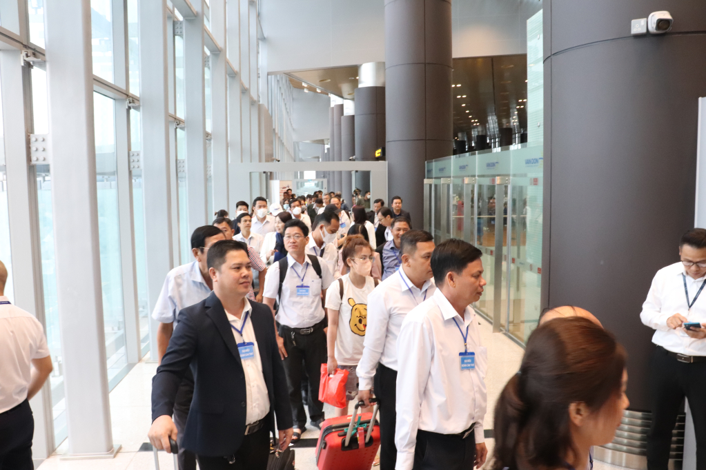 Tourists from Can Tho to Quang Ninh via Van Don International Airport.