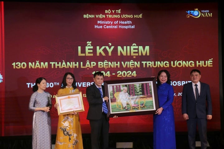 La vice-présidente Vo Thi Anh Xuan a remis le certificat de mérite du Premier ministre et des souvenirs à l'hôpital central de Hue.