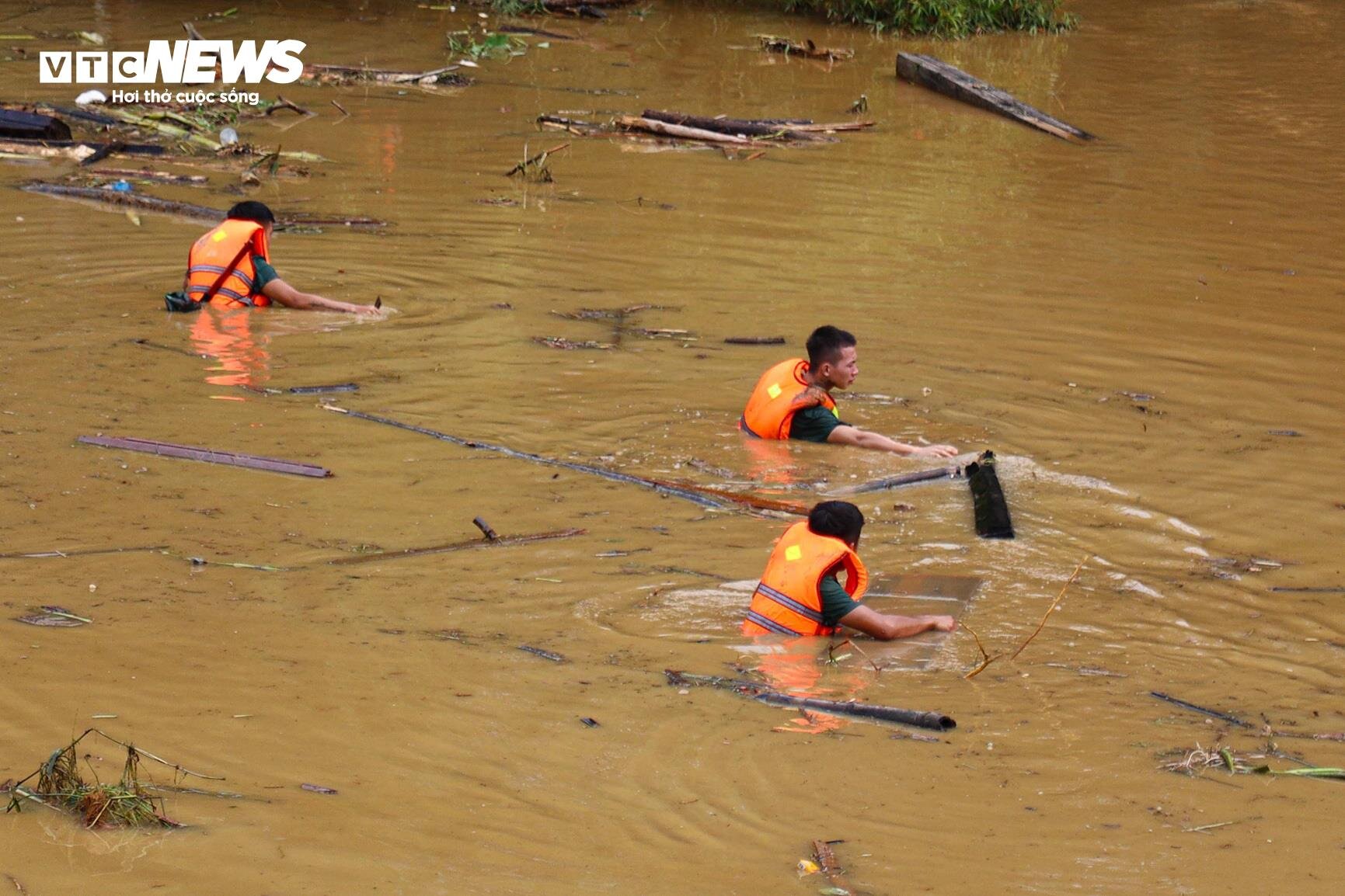 Policías y soldados se sumergieron en barro y agua en busca de víctimas de las inundaciones repentinas en Lao Cai - 3