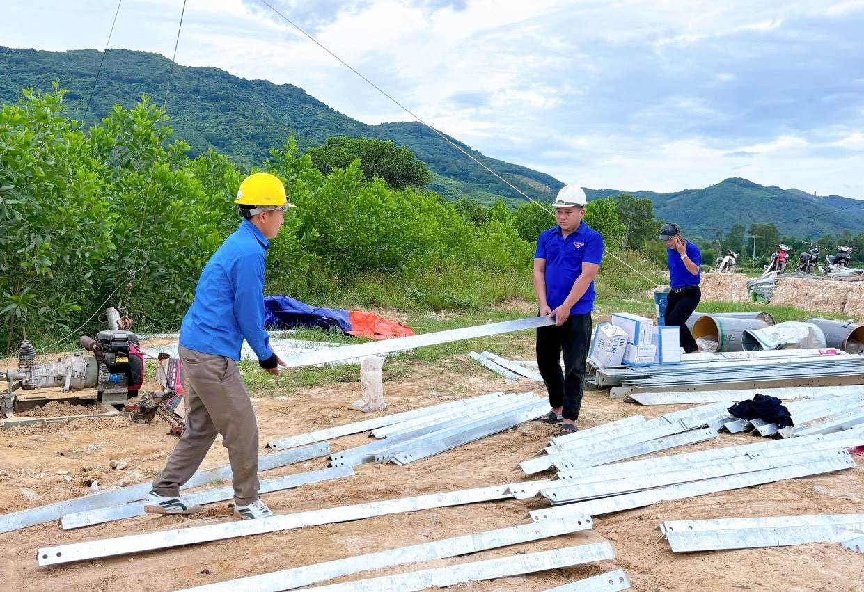 Beautiful images of green shirt volunteers contributing to the 500kV line project, circuit 3, photo 17