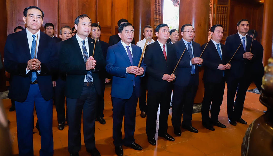 Ông Trần Cẩm Tú - Ủy viên Bộ Chính trị, Bí thư Trung ương Đảng, Chủ nhiệm Ủy ban Kiểm tra Trung ương và các lãnh đạo Ủy ban Kiểm tra Trung ương, các tỉnh Nghệ An, Hà Tĩnh dâng hương tưởng niệm Chủ tịch Hồ Chí Minh. Ảnh: Thành Duy 