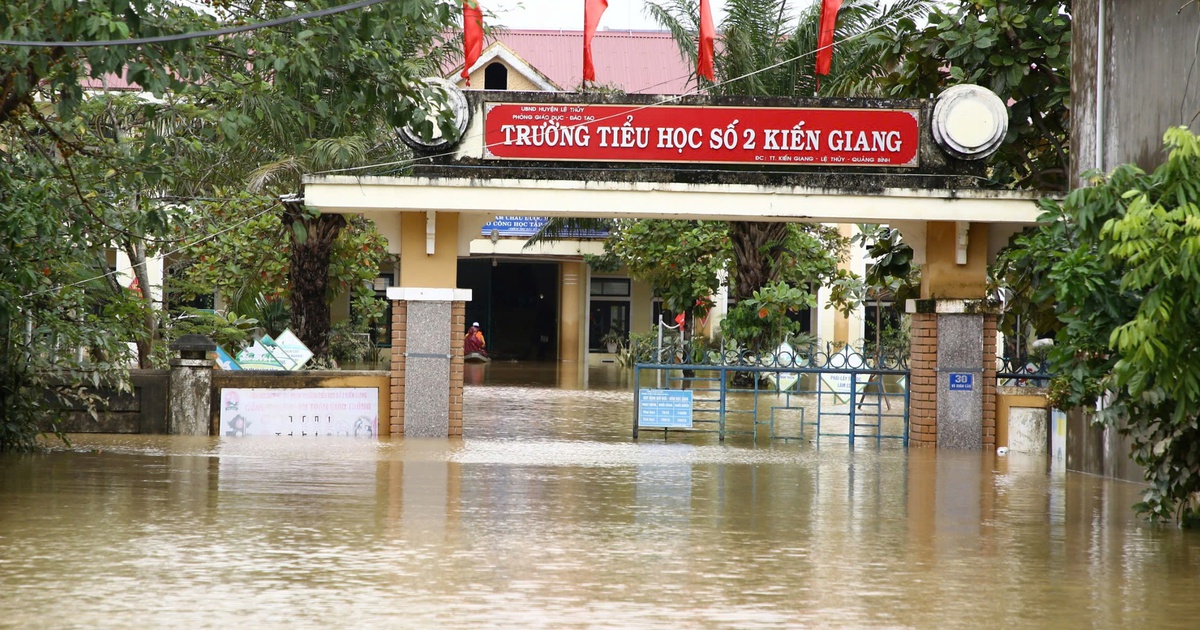 Hàng chục ngàn học sinh ở vùng lũ Quảng Bình chưa thể tới lớp