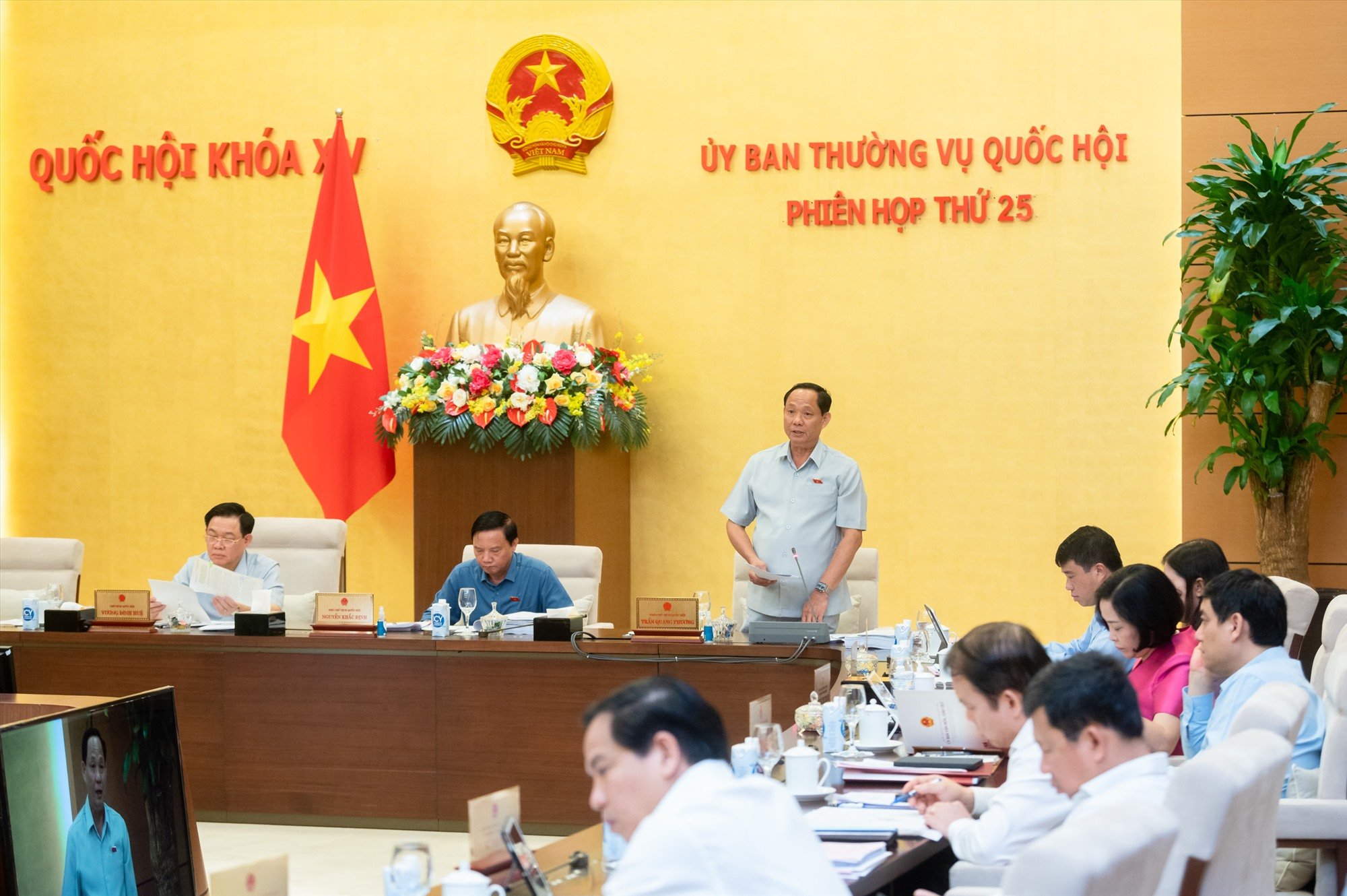 Le vice-président de l'Assemblée nationale, Tran Quang Phuong, a modéré les débats. Photo : Pham Thang/QH