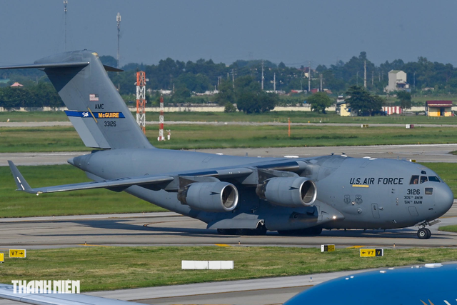 เครื่องบินขนส่ง C-17 บรรทุกยานพาหนะพิเศษที่ให้บริการประธานาธิบดีสหรัฐไปยังกรุงฮานอย