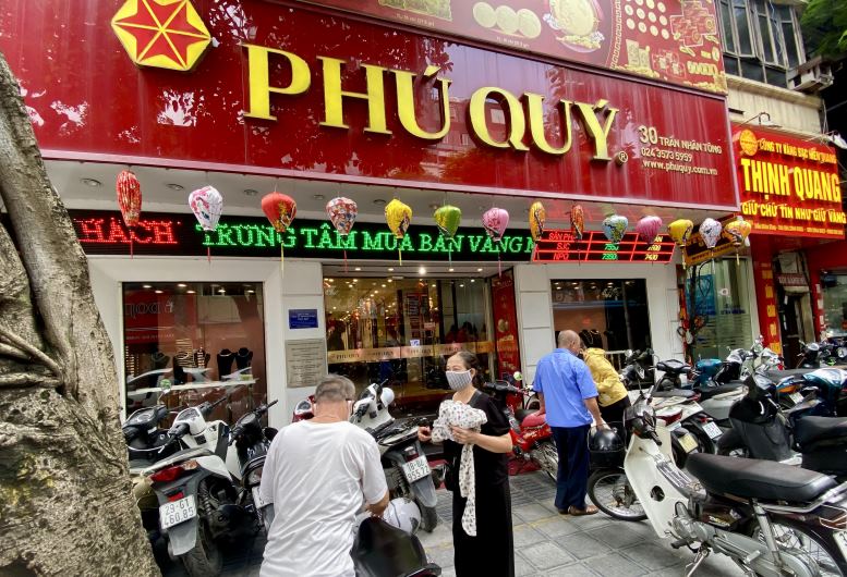 ក្រុមហ៊ុន Phu Quy Gold និង Gemstone នៅព្រឹកថ្ងៃទី១១ ខែមិថុនា នេះ មិនបានលក់មាសដុំ SJC ទេ គឺលក់តែចិញ្ចៀនមូលធម្មតាចំនួន ៩៩៩៩ វង់ និងបានទិញមាសពីអតិថិជន។ រូបថត៖ Hoang Nam