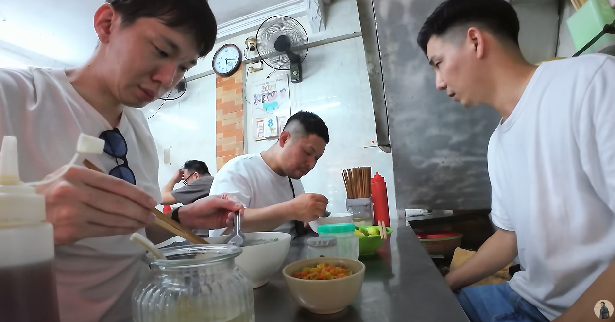 Japanese tourists eat pho for the first time in Hanoi, say something that makes the whole group laugh