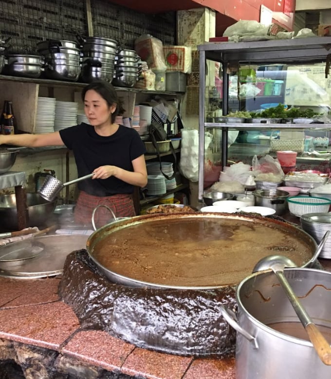 Olla de caldo de 45 años sin lavar en un restaurante de Tailandia. Foto: Tripadvisor
