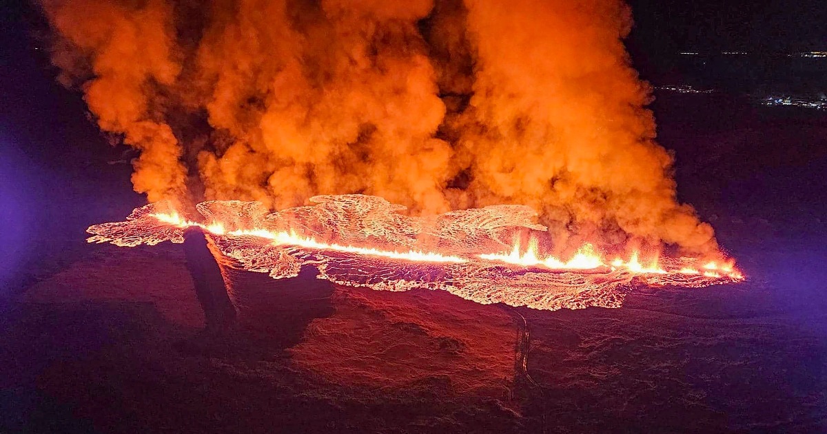 Lava verschlingt Häuser in einem Feuermeer in einer isländischen Stadt