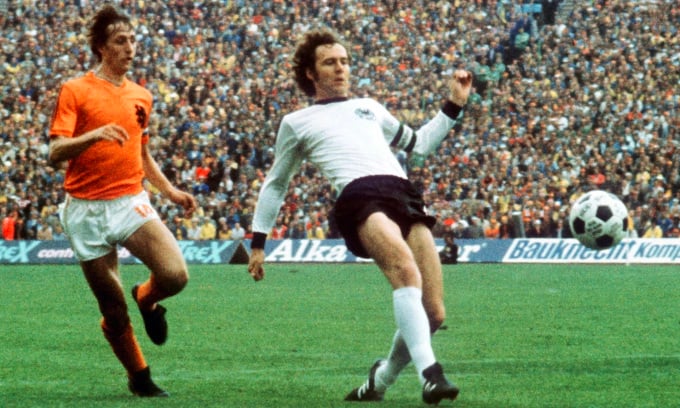 Franz Beckenbauer (à droite) et Johan Cruyff, lors de la finale de la Coupe du monde 1974 entre l'Allemagne et les Pays-Bas au stade olympique de Munich, le 7 juillet 1974. Photo : EPA