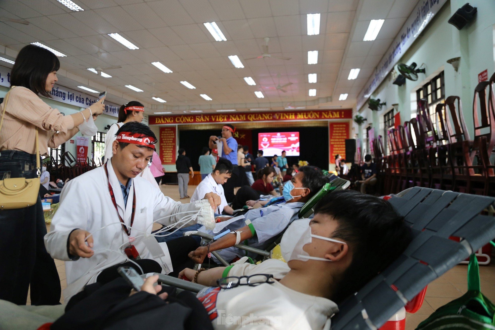 Hoi An ancient town residents brave the rain to donate blood on Red Sunday photo 18