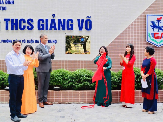 Giang Vo Secondary School posted a sign saying the school has a French language program that meets international standards. Photo 1
