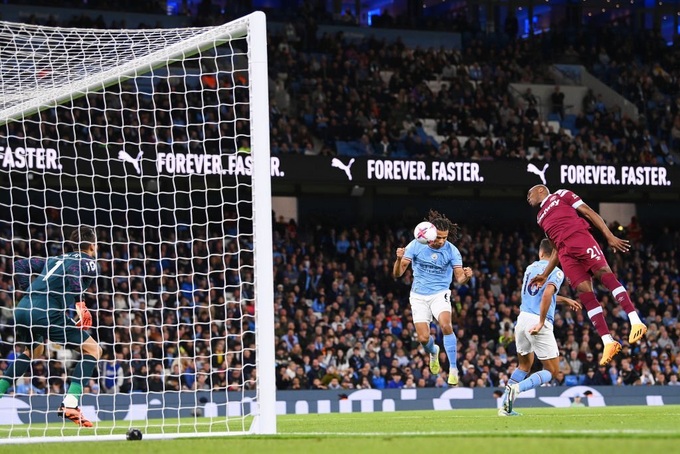 Haaland lập kỷ lục vô tiền khoáng hậu, Man City giành ngôi đầu bảng - 1