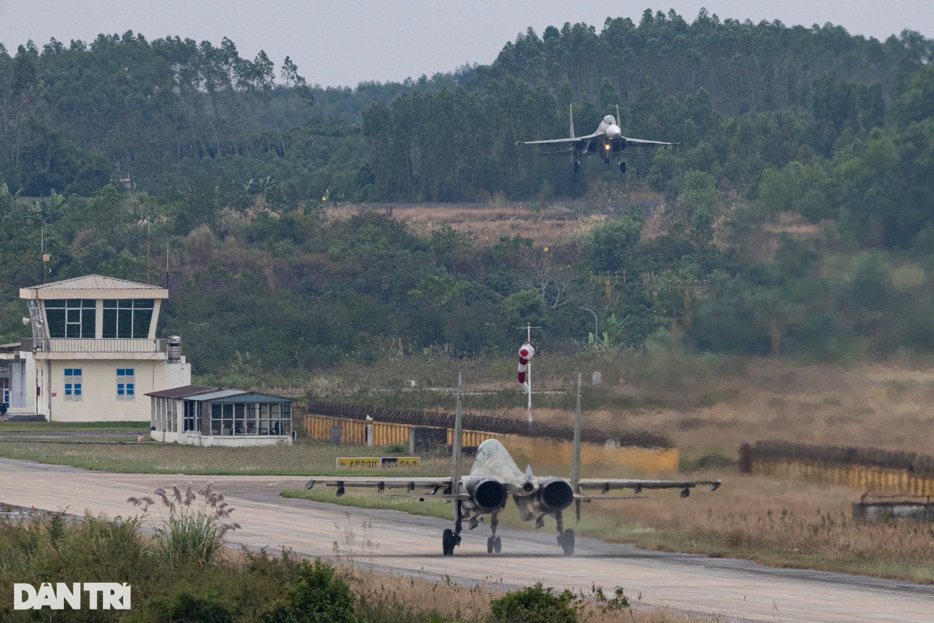 Những phi công huấn luyện hổ mang chúa SU-30MK2 tại Triển lãm Quốc phòng - 14