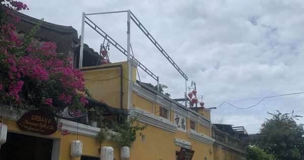 Nach der Botschaft des Stadtvorsitzenden entfernte Hoi An umgehend die Eisenrahmen an den alten Häusern.