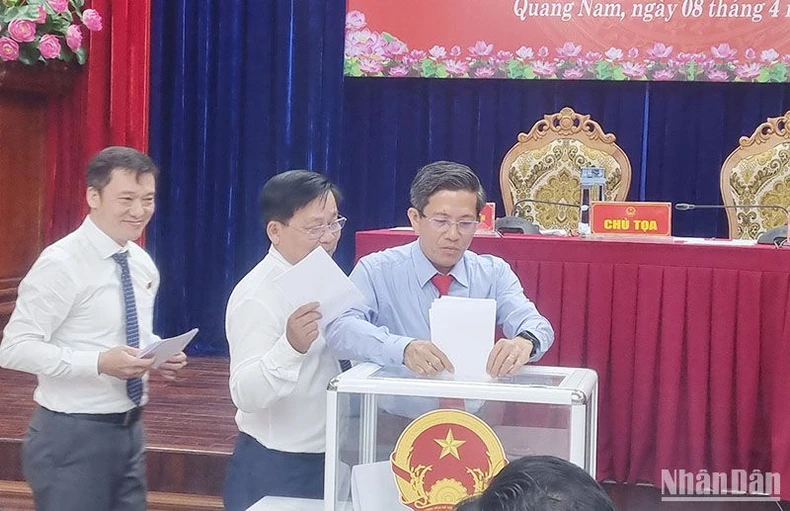 Entlassung des Vorsitzenden des Volksrates und des Volkskomitees der Provinz Quang Nam Foto 2