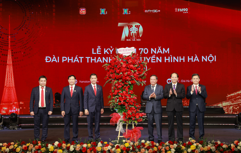 Hanoi City leaders presented flowers to congratulate Hanoi Radio and Television Station.