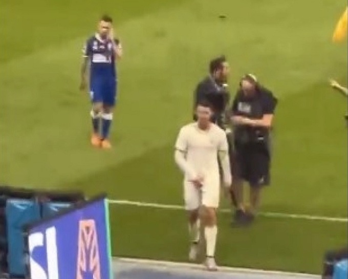 C.Ronaldo kẹp cổ, quật ngã đối thủ, để lại hình ảnh xấu xí - 2