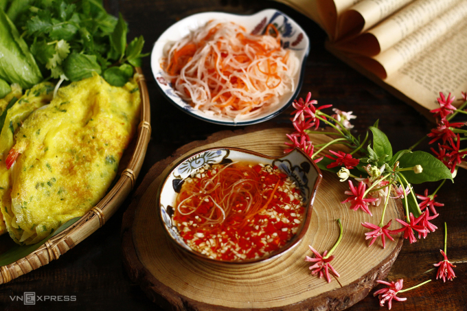 Vietnamese pancakes served with sweet and sour dipping sauce. Photo: Bui Thuy