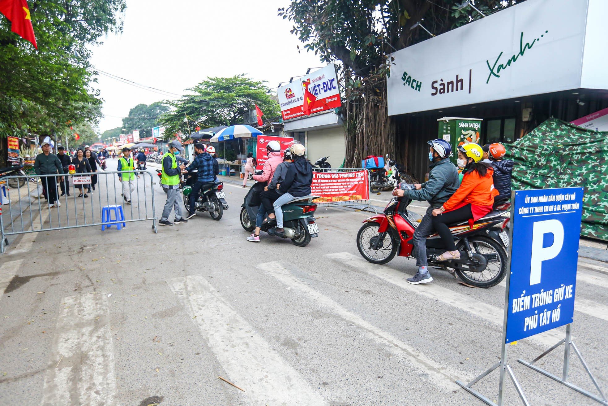 Cashless parking fee collection, no more waiting for hours at Tay Ho Palace festival on Tet holiday photo 14