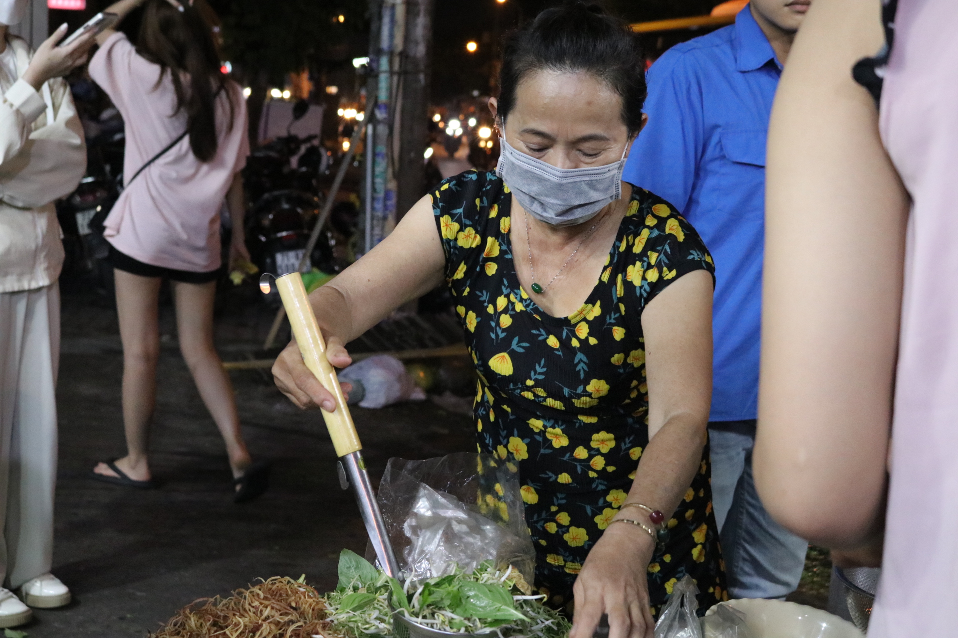 Bà cụ tần tảo bán bún riêu nuôi ba người cháu   - Ảnh 2.