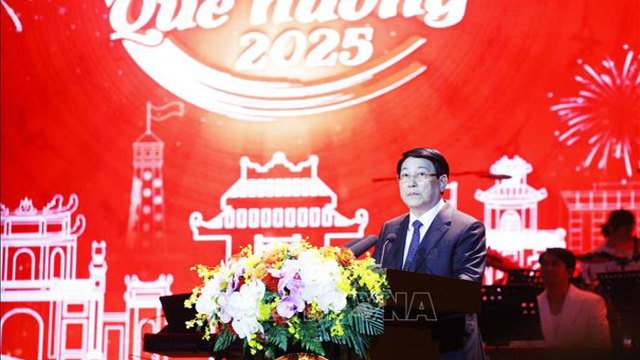 Le président Luong Cuong participe au programme artistique Spring Homeland 2025