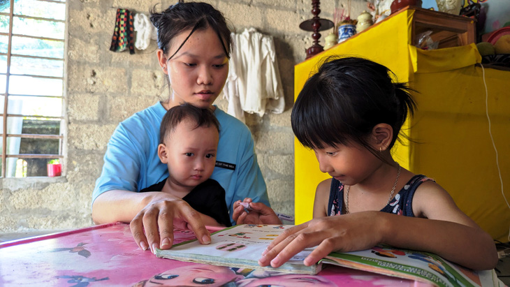 Từ khi mẹ mất, Nguyễn Nữ Kiều Oanh đã phải “vội lớn” để làm cha, làm mẹ nuôi các em - Ảnh: NHẬT LINH