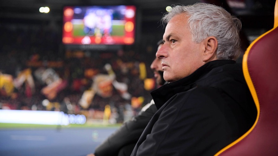 Mourinho embrasse le ramasseur de balles lors de la victoire de la Roma