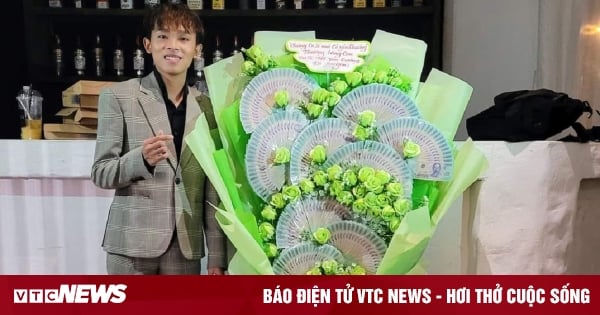 Ho Van Cuong recibió un ramo de flores valorado en 120 millones de VND.