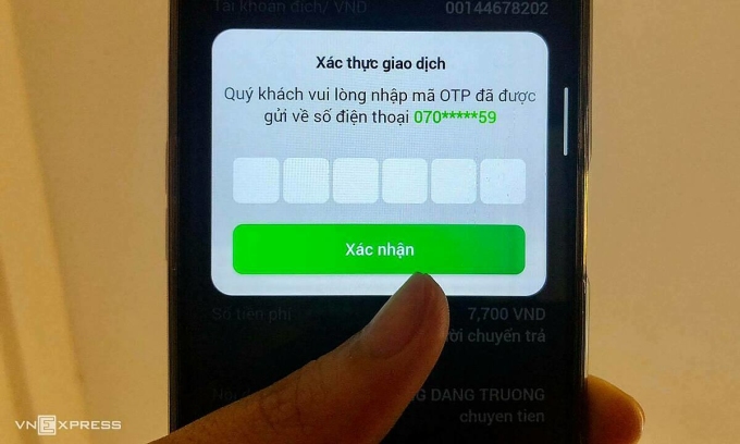 Code OTP envoyé au numéro de téléphone du titulaire du compte lors des transactions de transfert en ligne sur l'application bancaire. Photo : Quynh Trang