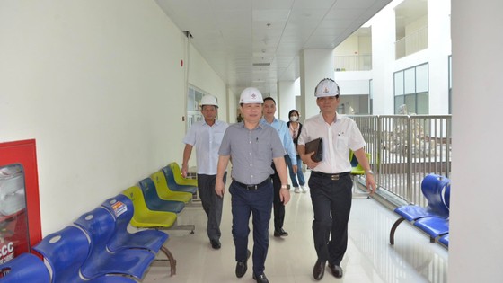 Vice Chairman of Ho Chi Minh City People's Committee Duong Anh Duc inspects the construction site of Hoc Mon Regional General Hospital. Photo: CAO THANG