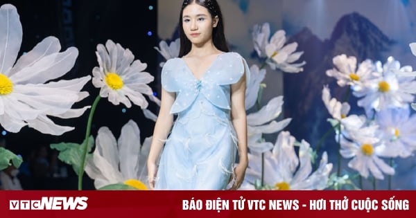 La modelo infantil Minh Anh muestra su dulce belleza como una musa en la gran pasarela.