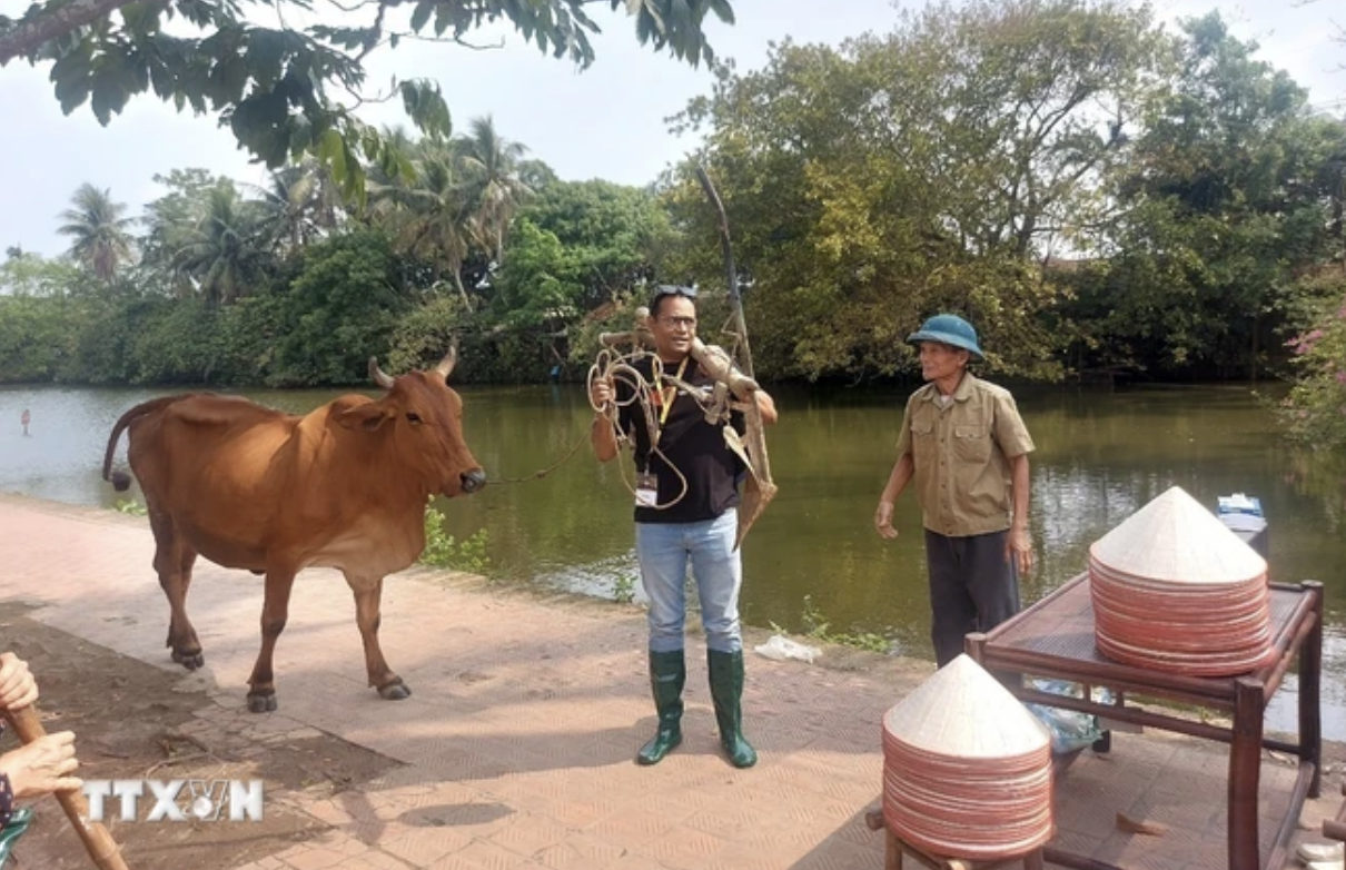 Farming experience tourism in Duong Lam Ancient Village attracts international visitors