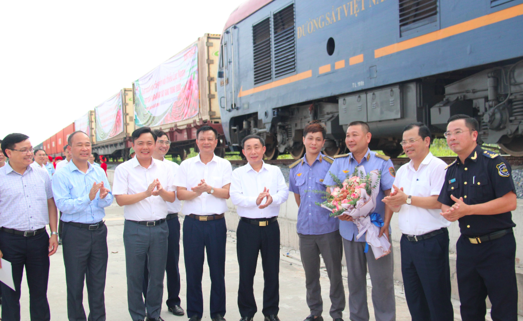 Lần đầu tiên đưa vải thiều lên tàu hỏa xuất khẩu Trung Quốc - Ảnh 2.